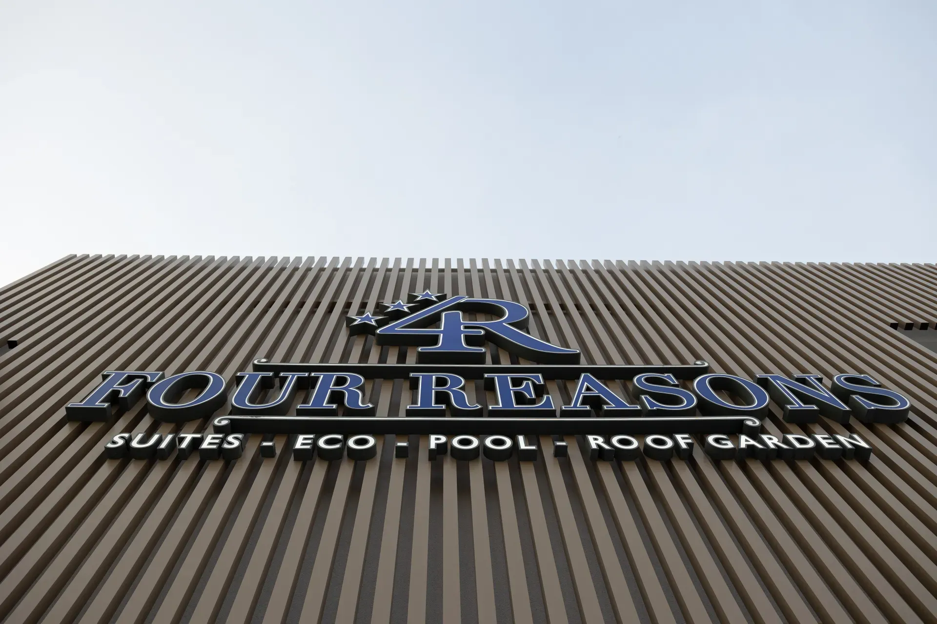 Το φωτεινό σήμα Four Reasons στην πρόσοψη
